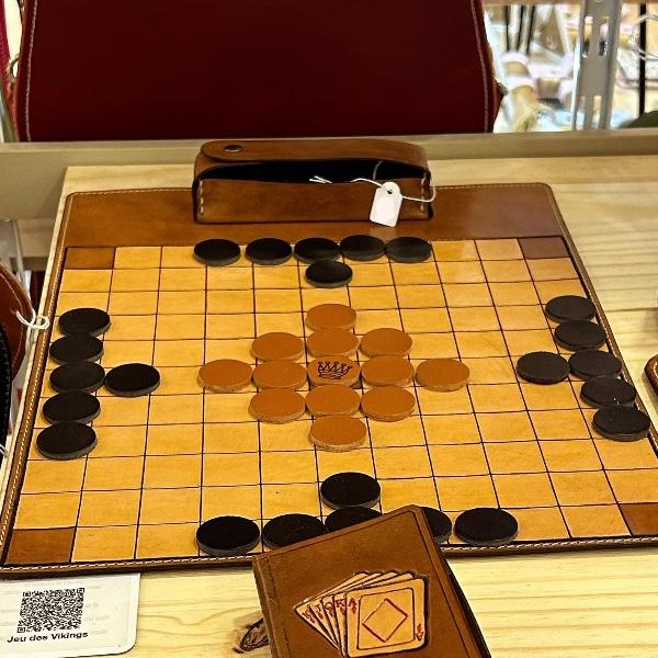 Des jeux en cuir : des classiques revisités avec élégance