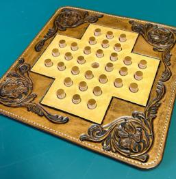 Un jeu de table classique :  le jeu du solitaire.  Un jeu en cuir léger personnalisable