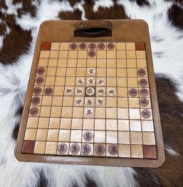 Un jeu de table médiéval en cuir : le jeu des Vikings, un jeu de stratégie qui vous ravira