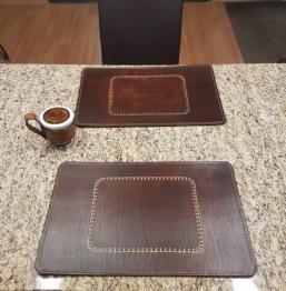 Accessoires de table en cuir personnalisable pour donner un style à votre service 