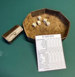 Un jeu de Yahtzee ou Yams personnalisable avec l'élégance du cuir