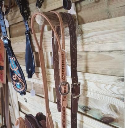 Licol, filet western ou classique, muserolle, fonte de selle, et accessoires