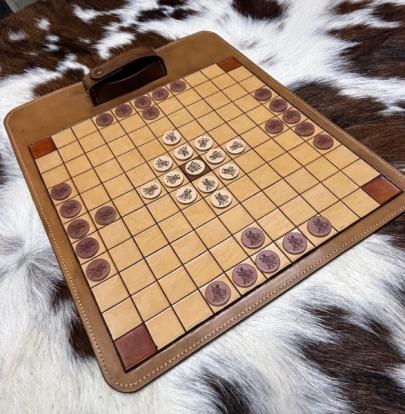 Un jeu de table médiéval en cuir : le jeu des Vikings, un jeu de stratégie qui vous ravira
