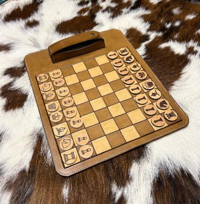 Un jeu d'échecs  pour la maison ou le voyage, en cuir personnalisable 