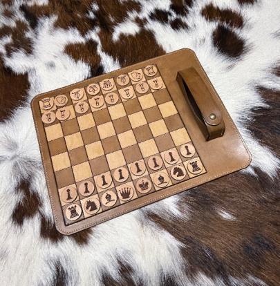 Un jeu d'échecs  pour la maison ou le voyage, en cuir personnalisable 